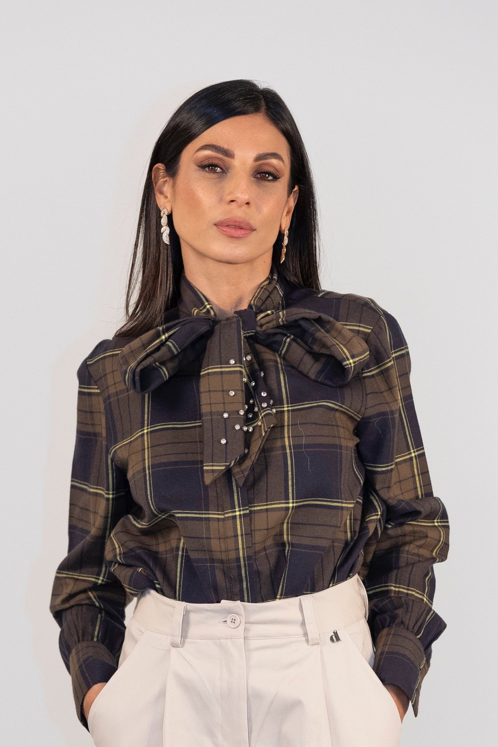 Camicia a quadri con fiocco e dettagli perle