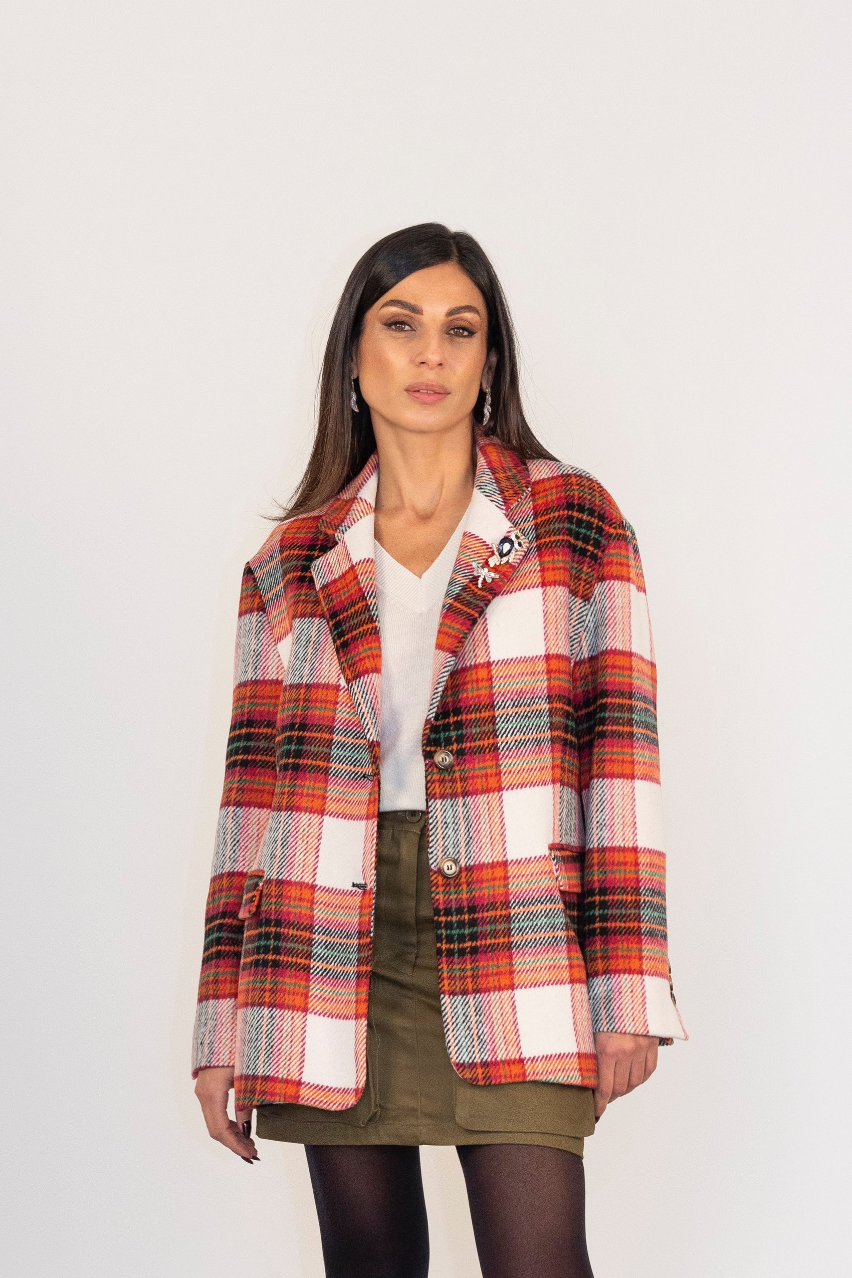 Blazer a quadri con tasche frontali e spilla decorativa