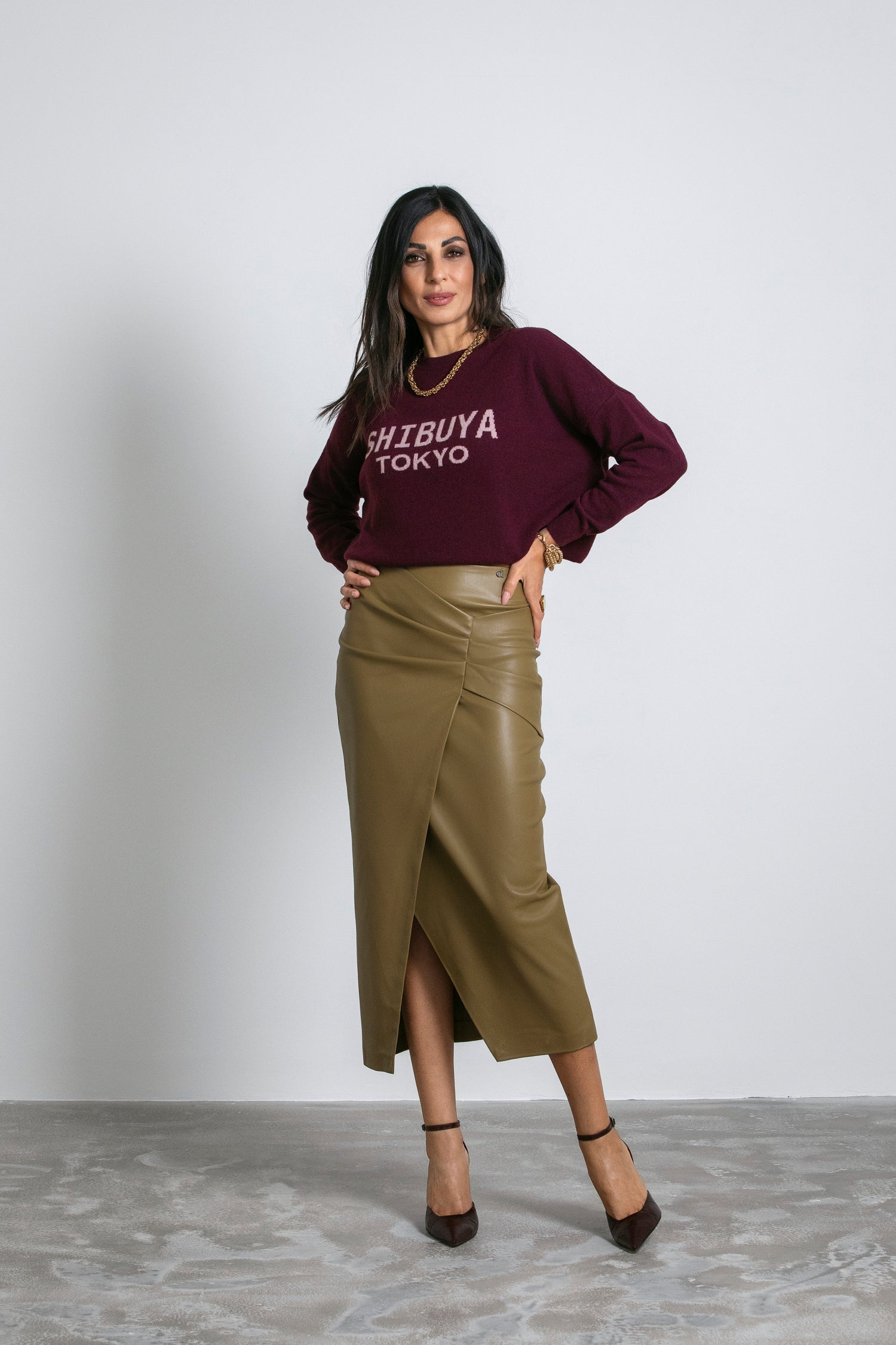 Gonna a tubino midi con drappeggio e spacco anteriore