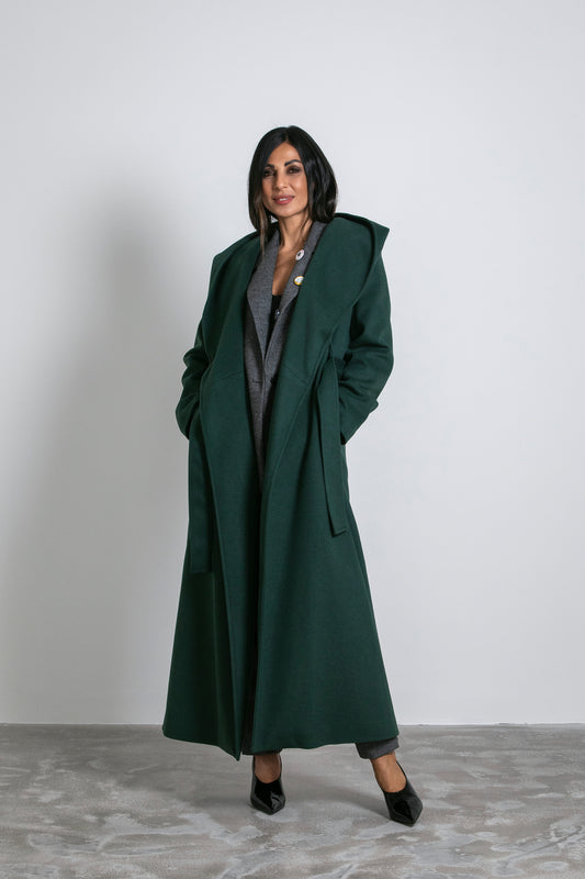 Cappotto lungo con ampio cappuccio e cintura