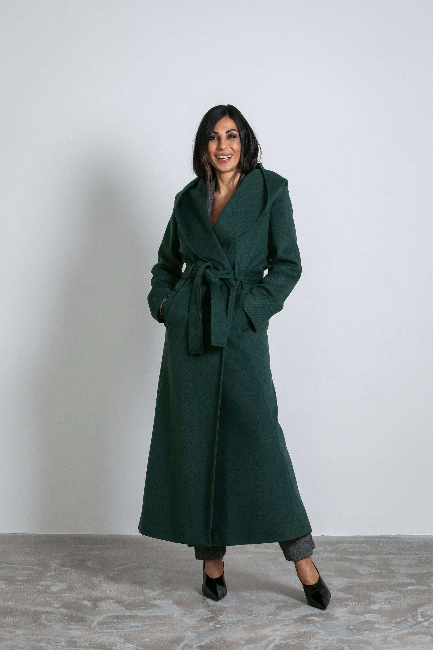 Cappotto lungo con ampio cappuccio e cintura