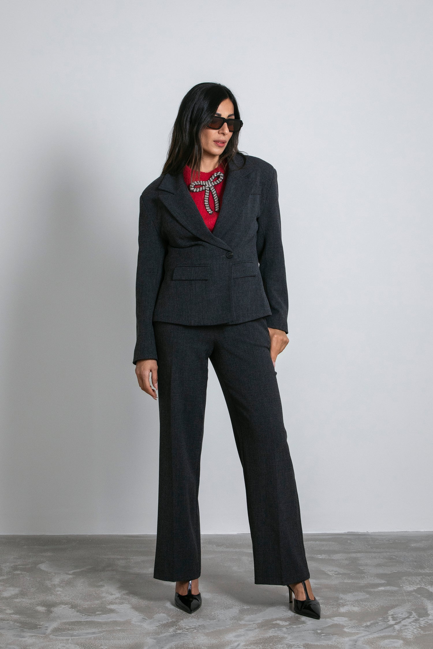 Blazer corto con tasche a patta e chiusura a bottone