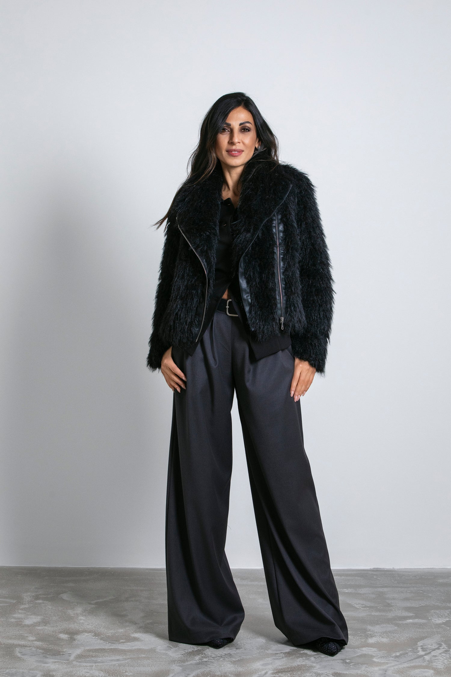 Pantaloni palazzo con cintura in vita e pince