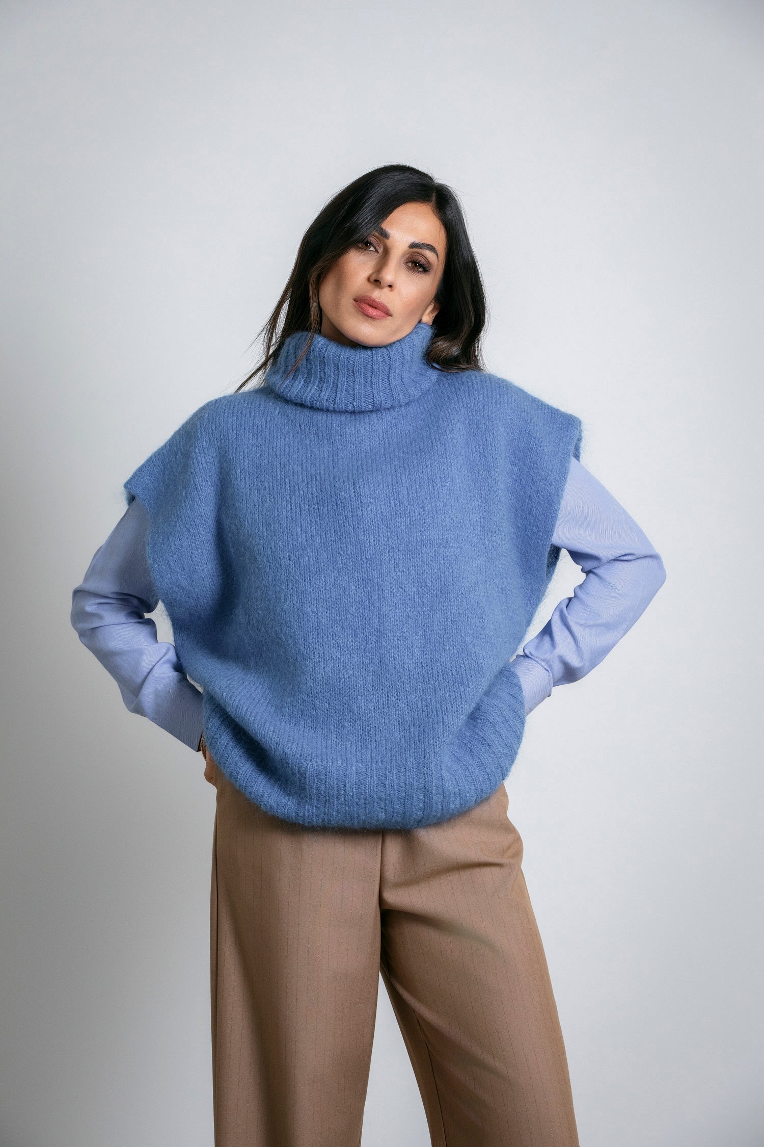 Maglione smanicato con collo alto