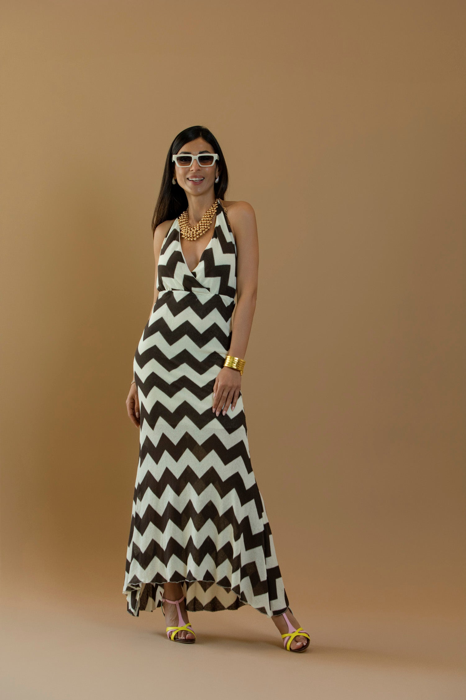 Abito fantasia zig zag con scollo posteriore