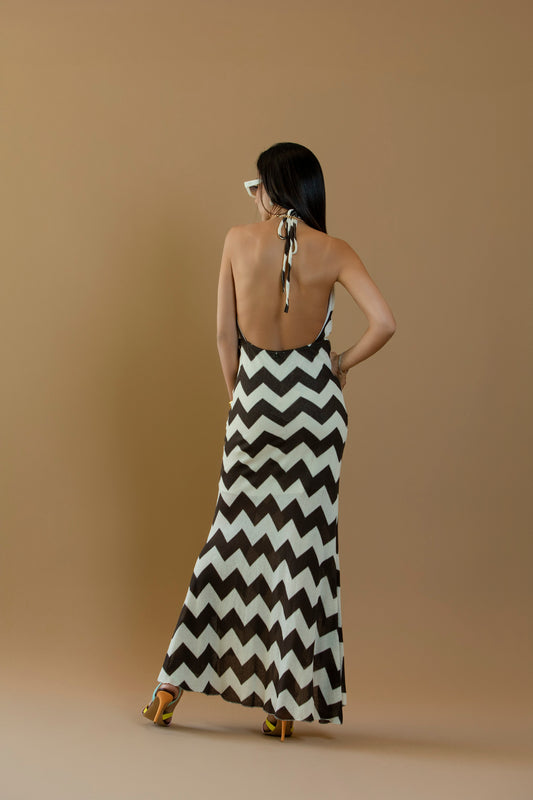 Abito fantasia zig zag con scollo posteriore