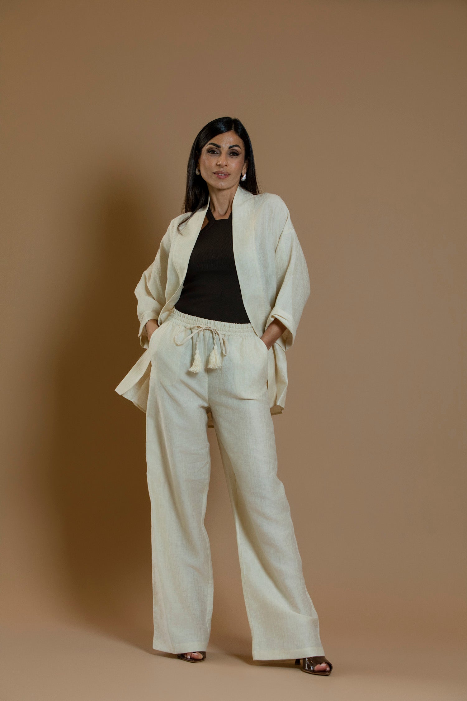 Cappotto con cintura e maniche ampie